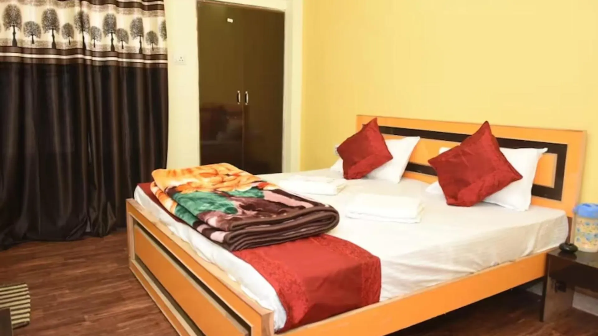Goroomgo Varanasi Paradise Varanasi - Parking & Restaurant Available - Perfect Location And Comfortable Room