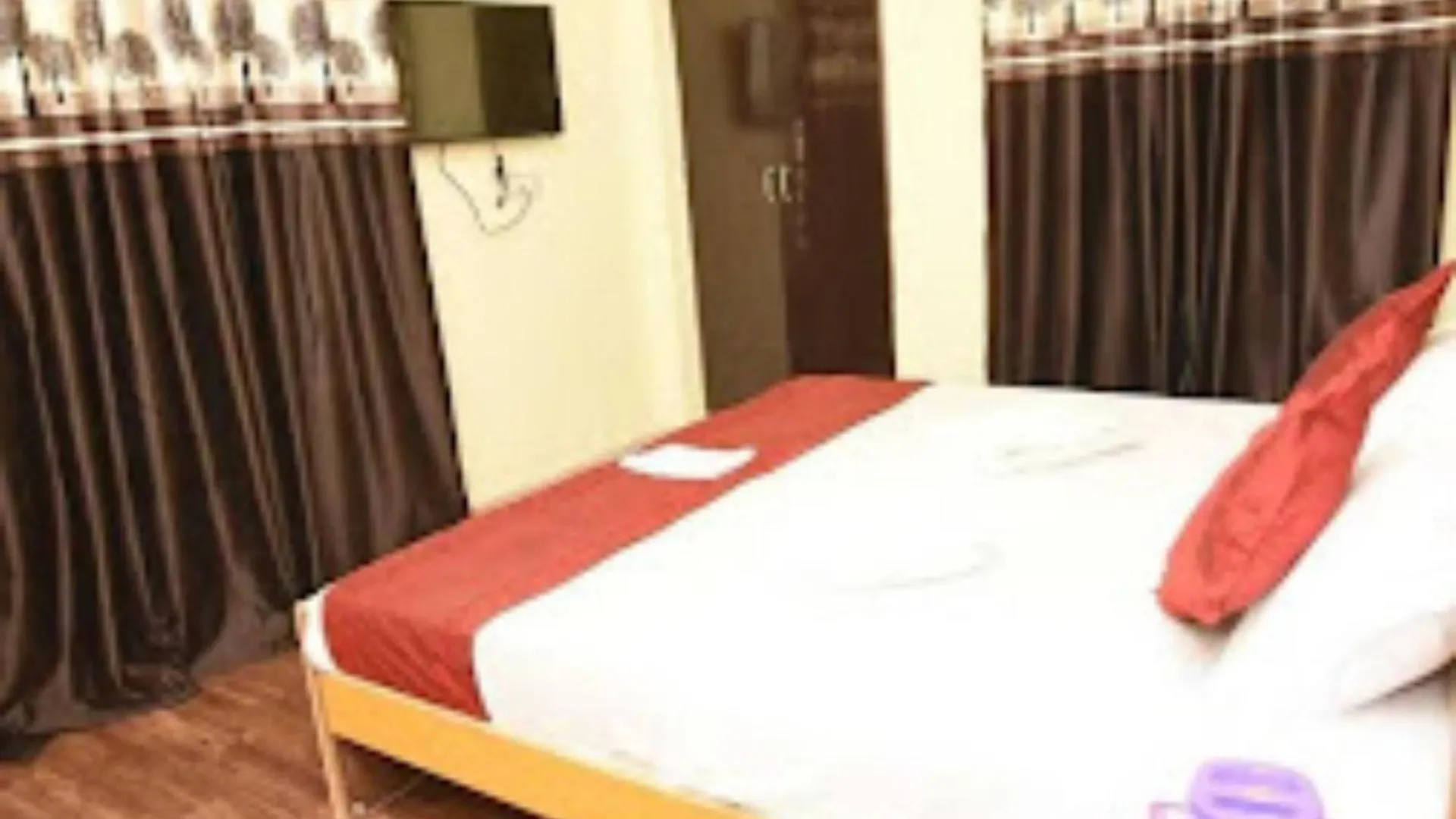 *** Hotel Goroomgo Varanasi Paradise Varanasi - Parking & Restaurant Available - Perfect Location And Comfortable Room India