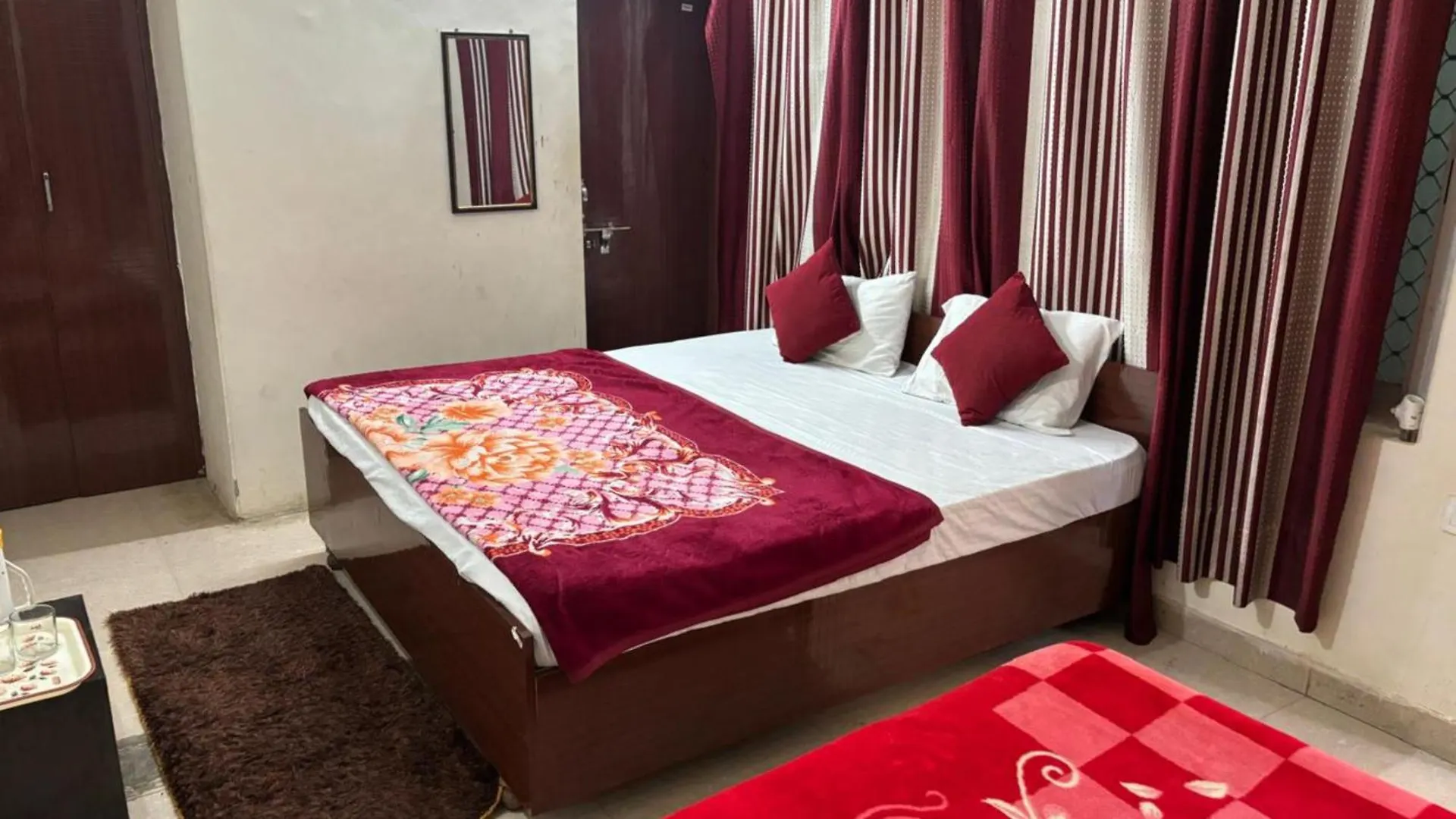 Goroomgo Varanasi Paradise Varanasi - Parking & Restaurant Available - Perfect Location And Comfortable Room