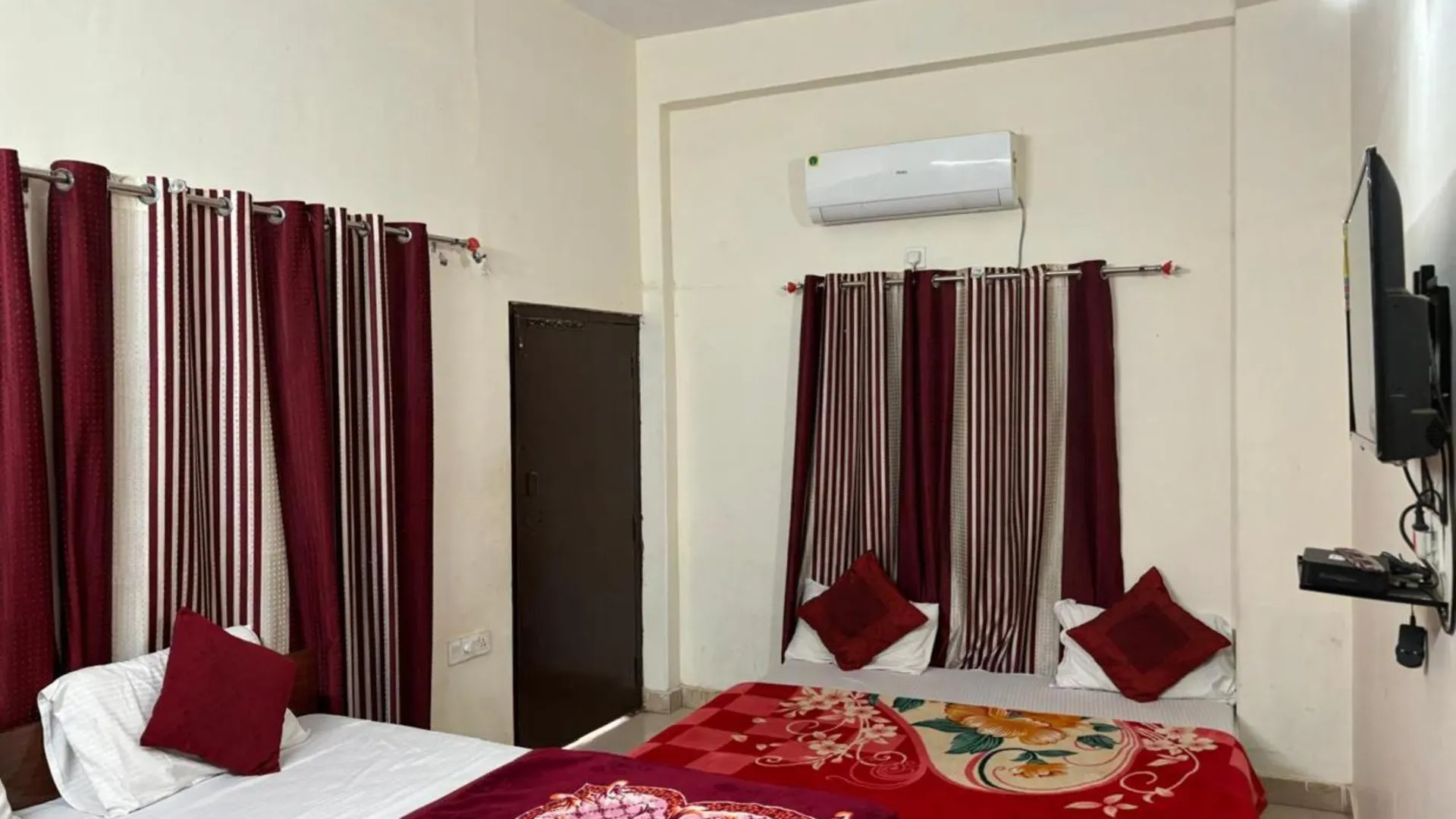 Hotel Goroomgo Varanasi Paradise Varanasi - Parking & Restaurant Available - Perfect Location And Comfortable Room